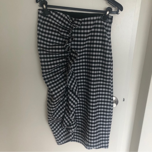 Plaid pencil skirt with frill details. - Picture 3 of 10